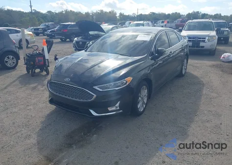 2020 Ford Fusion Plug-In Hybrid Titanium z USA, uszkodzony, nr VIN 3FA6P0SU3LR247254